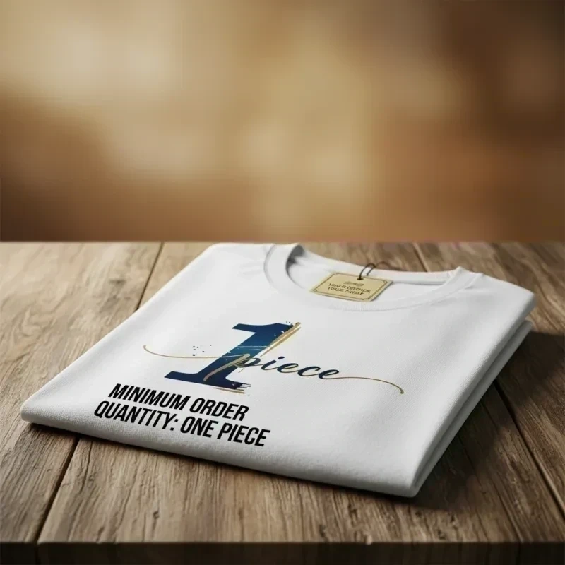 Einzelnes bedrucktes T-Shirt auf Holztisch