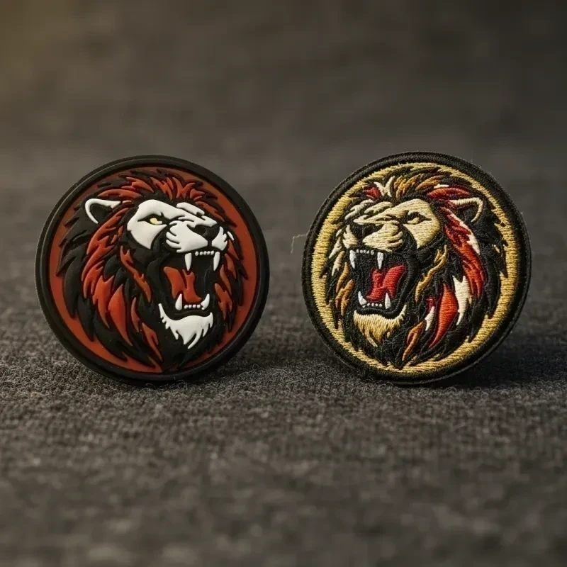 PVC-Patch neben gesticktem Patch — Texturvergleich